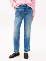 Pantalón de jean de corte recto, color azul, con talle alto y largo tobillero.