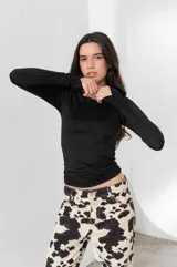 Remera básica de manga larga color marrón, fabricada en viscosa y con ajuste ceñido.