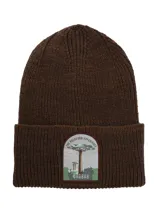 Gorro beanie marrón de punto con parche bordado con el logo "The Rockford Experience" y un árbol baobab.