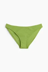 Bombacha de bikini verde con textura arrugada, de corte vedetina con cintura media y cobertura media en la parte trasera.