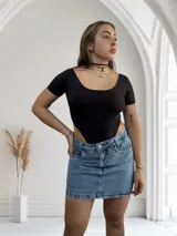 Body negro de mangas cortas con escote redondo y corte cavado en la parte inferior.