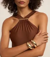 Malla enteriza marrón con breteles medianos y detalle metalizado dorado en el centro del escote.