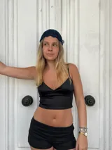 Gorro de malla azul marino con diseño calado.