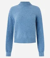 Buzo suéter de chenille color blanco, con cuello alto y rib en puños, cuello y bajo.