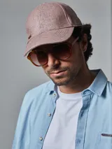 Gorra de lino color celeste con visera curva y ajuste trasero con hebilla metálica.