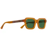 Lentes de sol con montura color ámbar y lentes verdes.