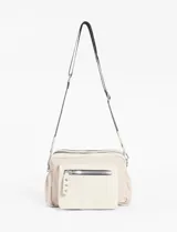 Bandolera de cuero vegano en color beige, con múltiples compartimentos y cierre.