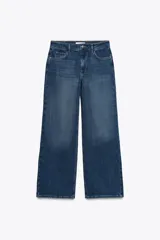 Pantalón de jean azul oscuro, de corte recto y tiro medio, con cinco bolsillos, efecto lavado y cierre frontal con cremallera y botón.