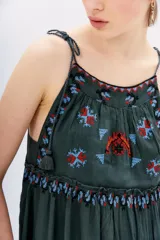 Vestido largo verde oscuro de viscosa con breteles finos y bordados florales en el frente y la espalda.