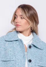 Sobrecamisa oversize de tela diferenciada con botones, cuello amplio y dos bolsillos frontales.