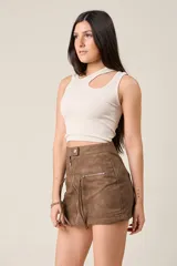 Minifalda negra de corte ajustado, con cierre metálico frontal y dos bolsillos con cierre en la parte delantera.