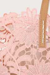 Bolso tipo tote de encaje floral color rosa claro con asas de cuero color camel.