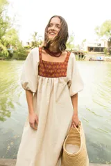 Túnica negra de lino con cuello cuadrado y mangas 3/4 abullonadas con elástico en los puños. Presenta apliques de textiles antiguos en la pechera delantera y trasera.