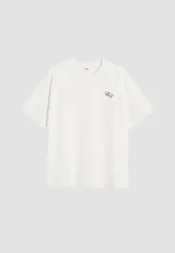 Remera blanca de manga corta con estampa de galletas en la espalda y logo de la marca en el frente.