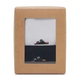 Pack de dos pares de medias de algodón, uno blanco y otro negro, con diseño bordado de sandalias.