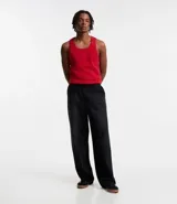 Musculosa negra de algodón acanalado, sin estampa y cuello redondo.