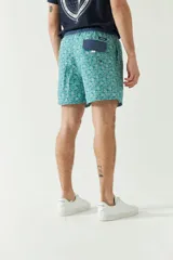 Short de baño estampado con cintura elástica ajustable con cordón, dos bolsillos laterales y uno trasero. Confeccionado en tela ligera de secado rápido y logo bordado.
