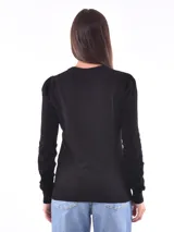 Sweater de punto color beige, de corte clásico y mangas largas. Ideal para uso diario.