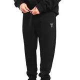 Pantalón de jogging negro, corte recto, con cintura elástica ajustable con cordón, bolsillos laterales y logo estampado en la pierna izquierda.