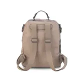 Mochila color beige de símil cuero con doble apertura superior con cierre. Incluye dos bolsillos al frente con cierres metálicos, asa rígida de mano y correa de galón. En la espalda correas de galón regulables.