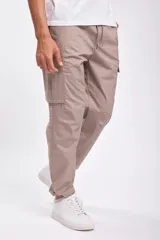 Pantalón jogger color verde con bolsillos cargo laterales, cintura elástica ajustable con cordón y tobillos ajustados.
