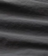 Bermuda cargo para hombre, color negro, confeccionada en tejido tecnológico de poliamida. Presenta cintura elástica con cordón ajustable y bolsillos laterales funcionales.