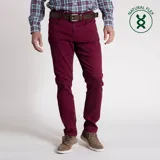 Pantalón de jean color borgoña, corte slim fit, con tecnología Natural Flex y diseño vintage.
