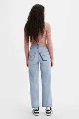 Pantalón de jean celeste claro, de corte recto, tiro alto y largo hasta el tobillo. Presenta roturas grandes en ambas piernas y terminación desflecada.