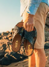 Sandalias Aura Olivo color negro, con capellada cruzada resistente y plantilla ultra cómoda. Diseño versátil que se adapta a cualquier look de verano.