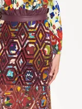 Pollera con bordado y estampa exclusiva, con cintura y volado en cuero, y tajos laterales.