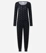 Pijama largo de dos piezas, confeccionado en tejido rib con estampado de corazones. Incluye una blusa de manga larga con cuello redondo y un pantalón largo con cintura elástica.