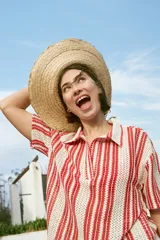 Top de punto crochet color rojo con cuello polo y cierre parcial con botones.