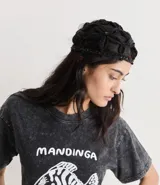 Casquete negro de crochet con diseño de flores y detalles de lentejuelas.