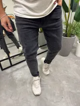 Jean negro gastado de corte skinny con lycra.
