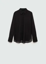 Camisa negra de tejido plumeti con cuello camisero, manga larga con puños abotonados y cierre frontal de botones ocultos.