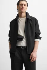 Sobrecamisa negra de algodón con cuello solapa, manga larga con puños abotonados, bolsillos de parche en el pecho y cierre frontal con botones. Corte relaxed fit.