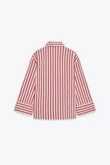 Camisa de manga larga con cuello solapa y cierre frontal con botones. Diseño a rayas verticales color borgoña y crema.