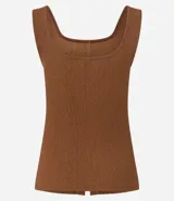Musculosa marrón de poliéster texturizado, con escote cuadrado, breteles anchos, abotonado delantero y abertura inferior.