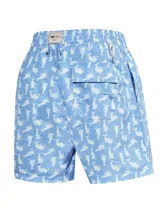 Short de baño celeste con estampado de caballitos de mar rosados. Tiene cintura elástica con cordón ajustable, bolsillos laterales y traseros.