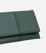 Billetera pequeña tipo sobre, color verde oscuro, con solapa frontal y pespuntes visibles que dividen el frente en dos paneles. Se cierra con botón de presión.