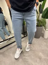 Pantalón de jean celeste, corte slouchy y tiro alto.