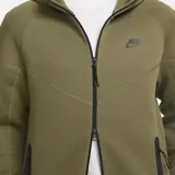 Campera con capucha Nike Tech Fleece Windrunner color verde oliva, con cierre frontal completo, bolsillos laterales con cierre y logo de Nike bordado en negro en el pecho.
