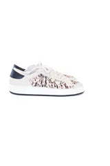 Championes con estampado animal print en tonos beige y marrón, con detalles en cuero sintético color crema y suela blanca.