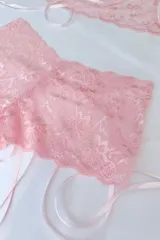 Short tiro medio de puntilla elastizada negra con fundillo de algodón.