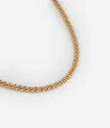 Collar corto dorado con eslabones entrelazados y cierre de gancho.