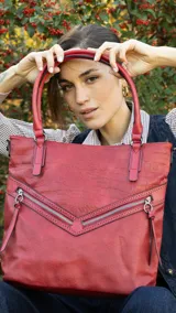 Cartera roja de símil cuero con textura croco, doble cierre metálico frontal y bolsillo trasero con cierre. Incluye correa corta para el hombro y correa larga desmontable y regulable.