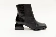 Botas cortas de cuero plateado y negro con punta cuadrada y taco geométrico.