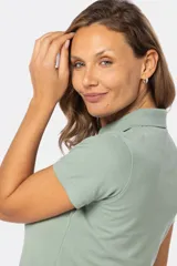 Polo azul marino de piqué con botones personalizados y mangas cortas.