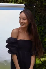 Vestido corto blanco de lino, con escote recto, mangas abullonadas 3/4 con elástico y falda con volado.