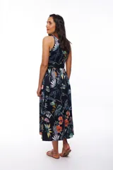 Vestido midi con estampado floral multicolor sobre fondo azul marino, sin mangas, con cuello redondo y cinturón a juego.